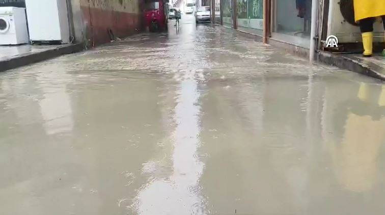 Fatsa’yı sağanak vurdu! Yollar göle döndü, iş yerleri ve araçlar sular altında kaldı - Resim: 10